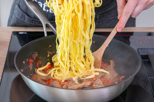 Pasta zum Rinderfilet geben