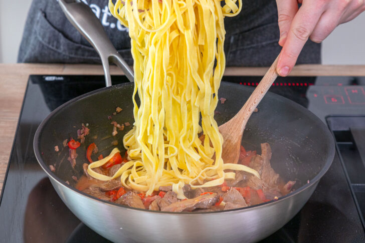 Pasta zum Rinderfilet geben