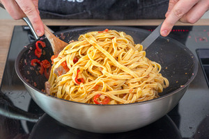 Pasta mit Rinderfilet gut vermengen