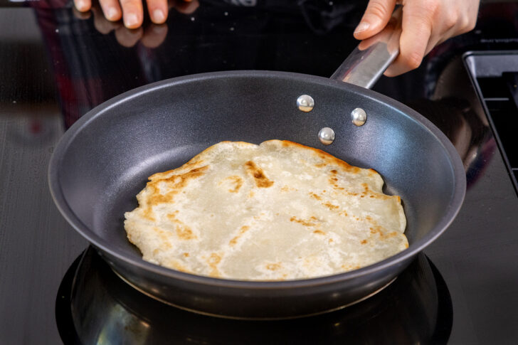 Pfannkuchen in der Pfanne erwärmen