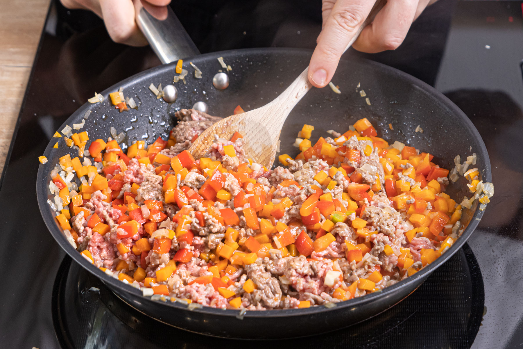 Hackfleisch und Gemüsewürfel anbraten