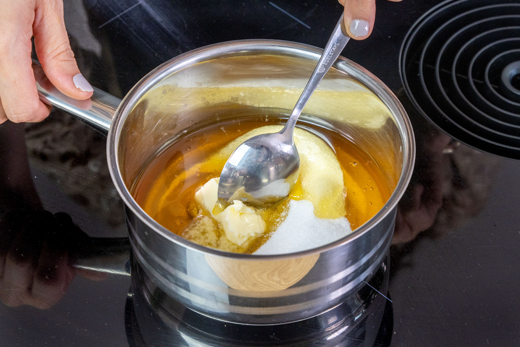 Honig, Zucker und Butter in einem Topf schmelzen