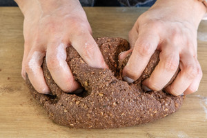 Pfefferkuchenteig kneten