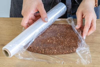 Lebkuchenteig in Frischhaltefolie wickeln