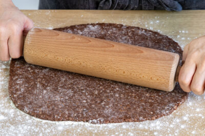 Lebkuchenteig ausrollen