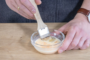 Ei mit Milch vermischen