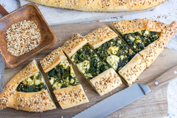 Pide mit Käse-Spinat-Füllung | Rezept - eat.de