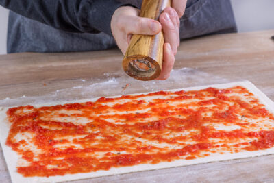 Tomaten auf Blätterteig verteilen und würzen