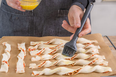 Pizzastangen mit Eigelb bestreichen