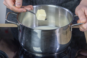 Butter in den Topf geben