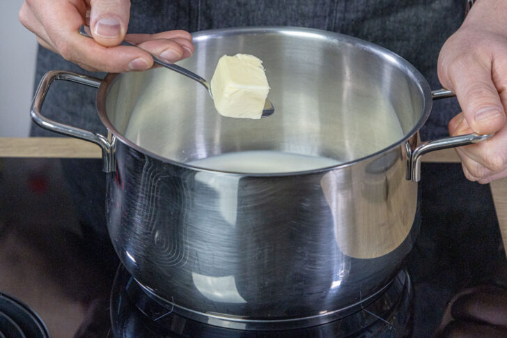 Butter in den Topf geben