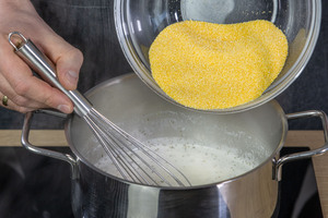 Polenta in den Topf geben