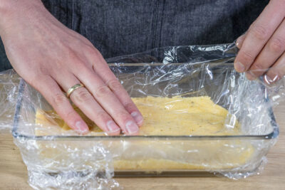 Polenta mit Frischhaltefolie bedcken