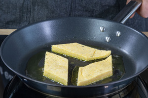 Polenta in die Pfanne geben