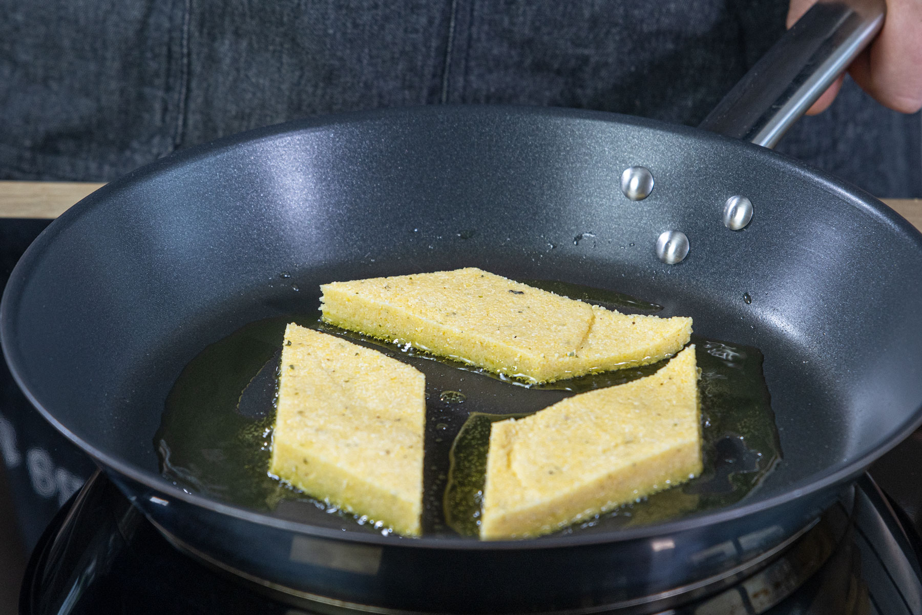 Polenta in die Pfanne geben