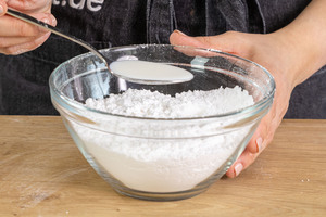 Milch zum Puderzucker geben