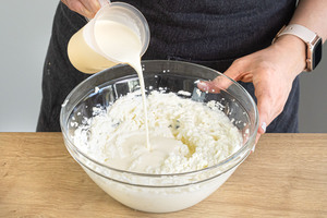 Sahne und Sahnesteif zum Quark geben