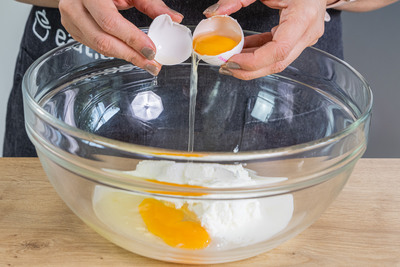 Eier in die Schüssel geben