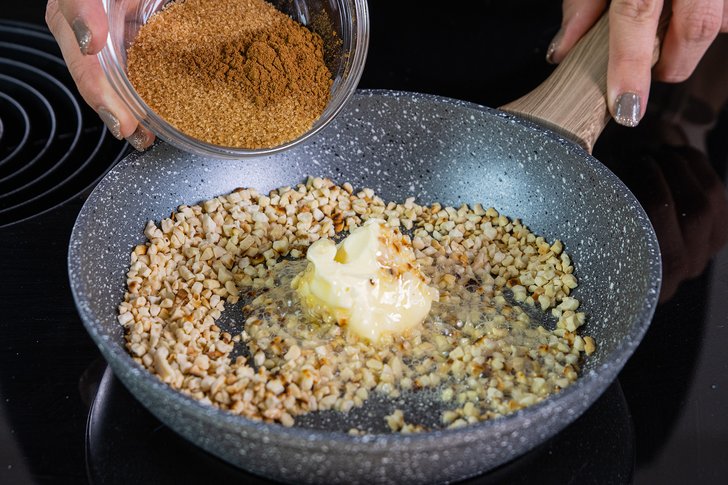 Butter, brauner Zucker und Zimt in die Pfanne geben