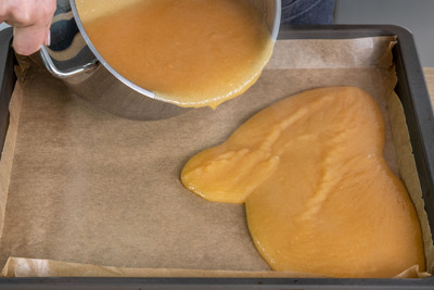 Quittenbrotmasse auf dem Backblech verteilen