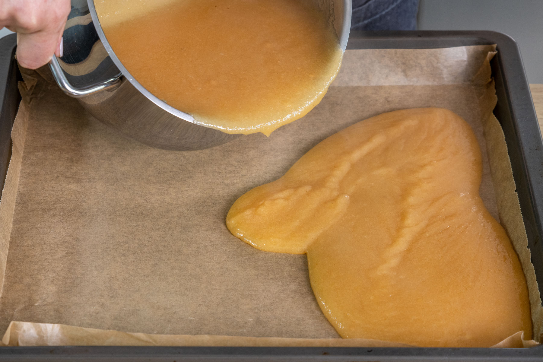 Quittenbrotmasse auf dem Backblech verteilen