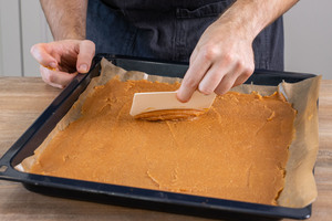 Quittenmasse auf Backblech verteilen