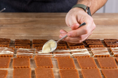 Quittenbrot mit Kuvertüre verzieren