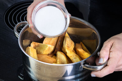 Quitten mit Zucker und Zimtstange einkochen