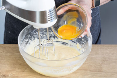 Pudding mit Eigelb aufschlagen