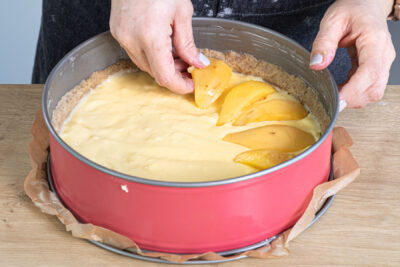 Vanillepudding un d Quitten auf dem Mürbeteigboden verteilen