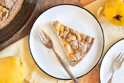 Quittenkuchen mit Vanillepudding und Streusel