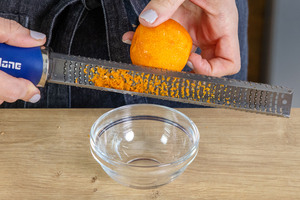 Orangenschale abreiben