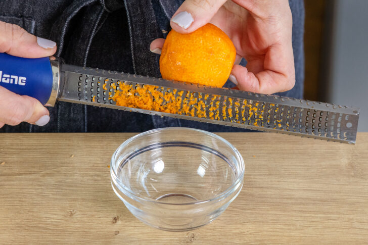 Orangenschale abreiben