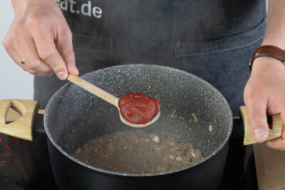 Tomatenmark dazugeben
