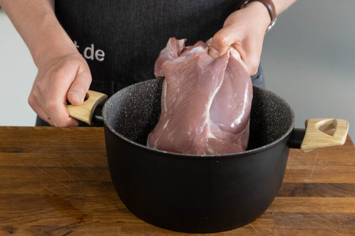 Fleisch in einen Topf geben