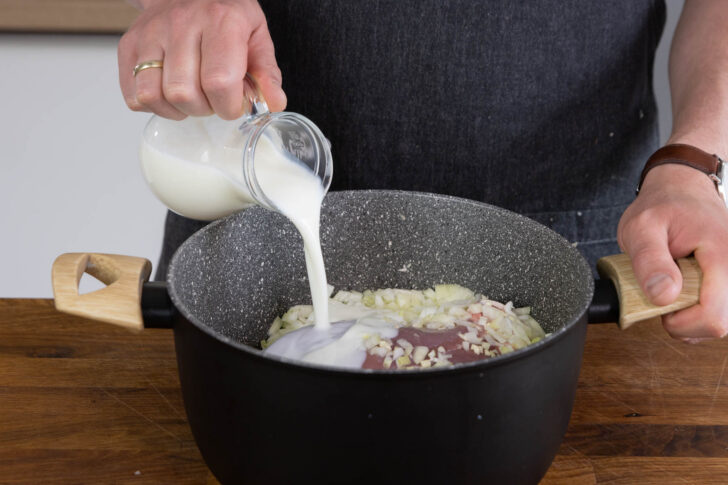 Buttermilch dazu gießen