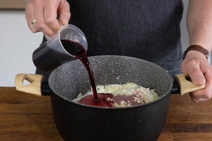 Rotwein dazu gießen