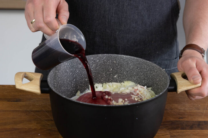 Rotwein dazu gießen