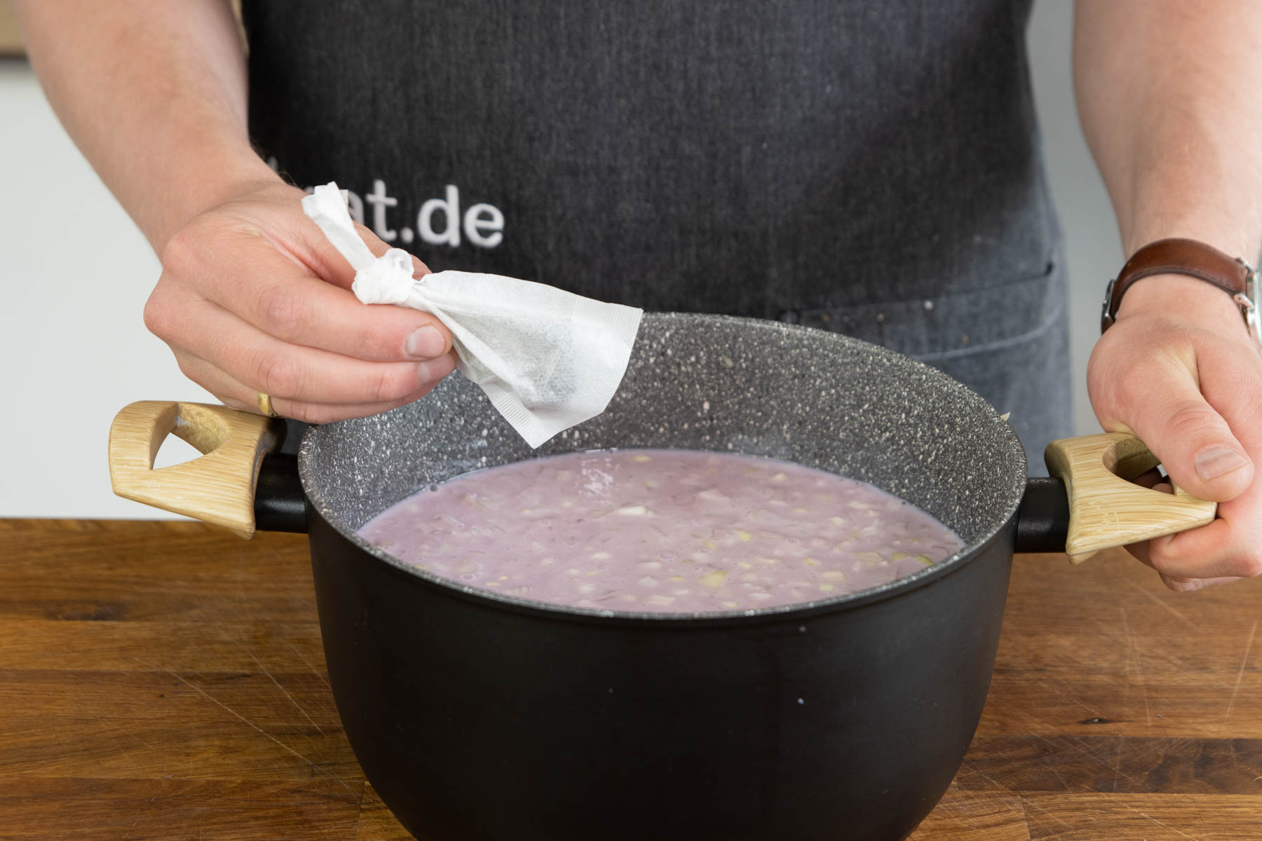 Gewürzbeutel dazugeben