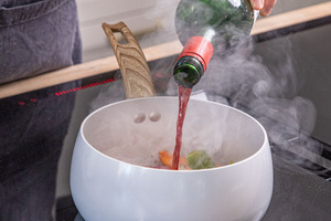 Rotwein dazugießen