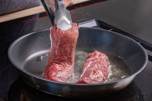 Fleisch in die Pfanne geben