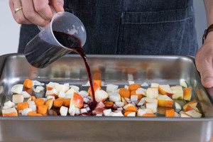 Rotwein dazu gießen