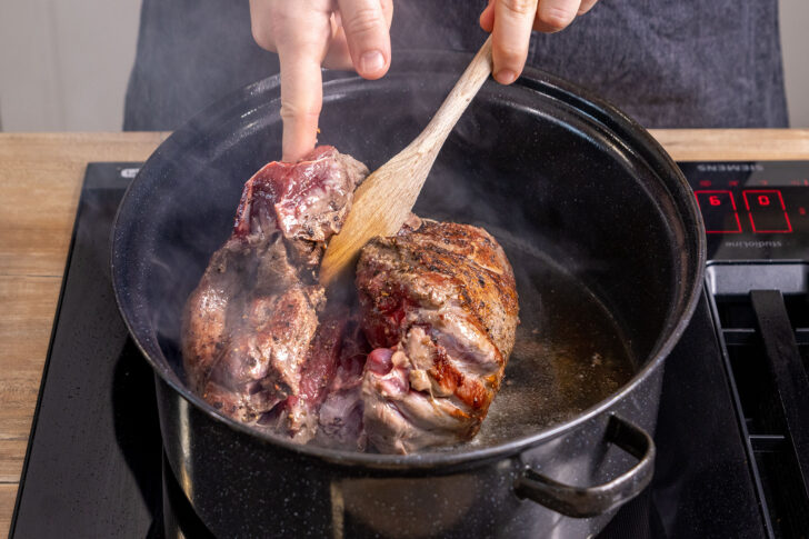 Fleisch von allen Seiten anbraten