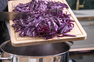Rotkohl in den Topf geben