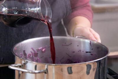 Mit Rotwein ablöschen