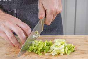 Salat schneiden