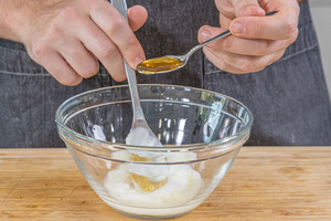 Honig zum Dressing geben