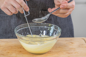 Öl zum Dressing geben