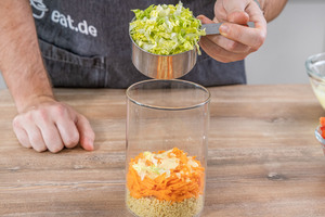 Salat to go im Glas schichten