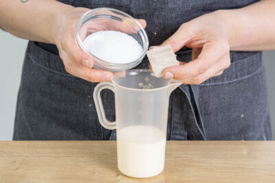 Hefe und Zucker in die Milch geben